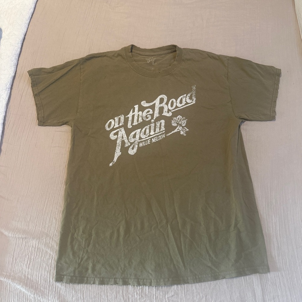 Men’s size medium rock tee Willie Nelson brown green